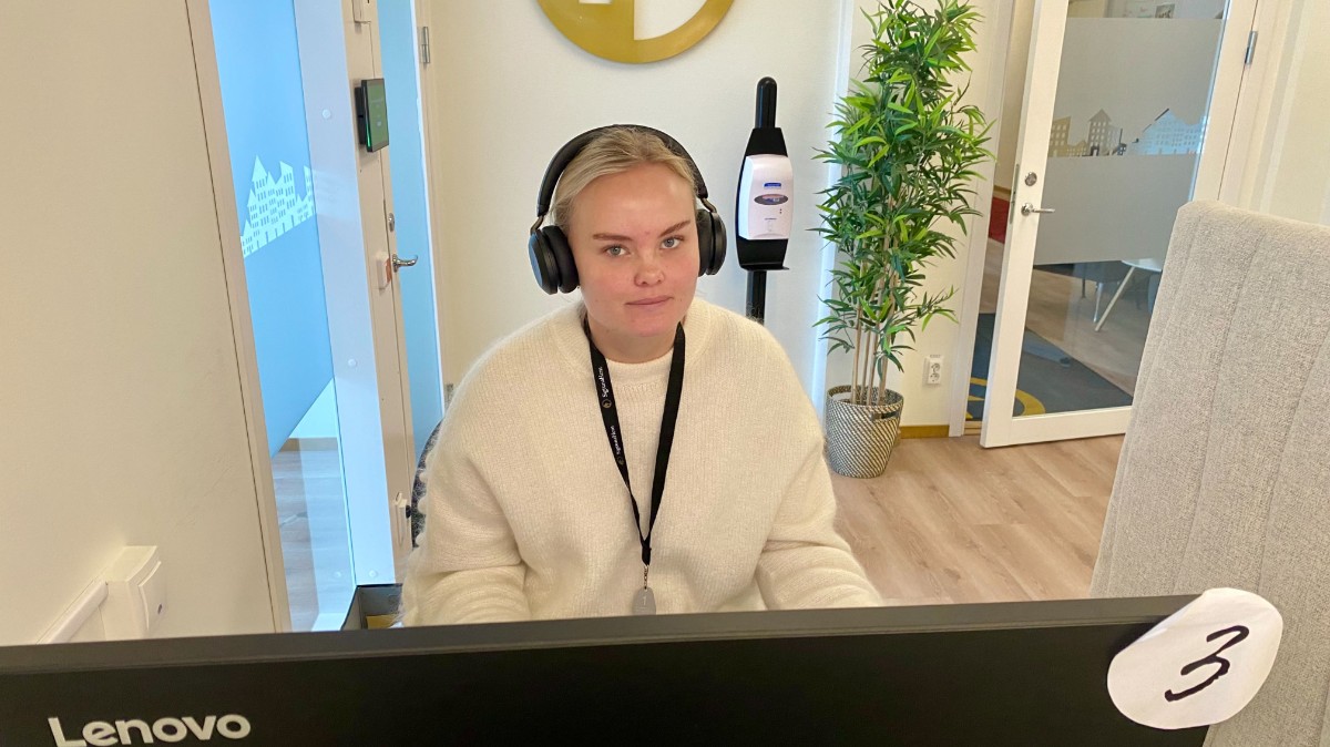 Person som packar en resväska