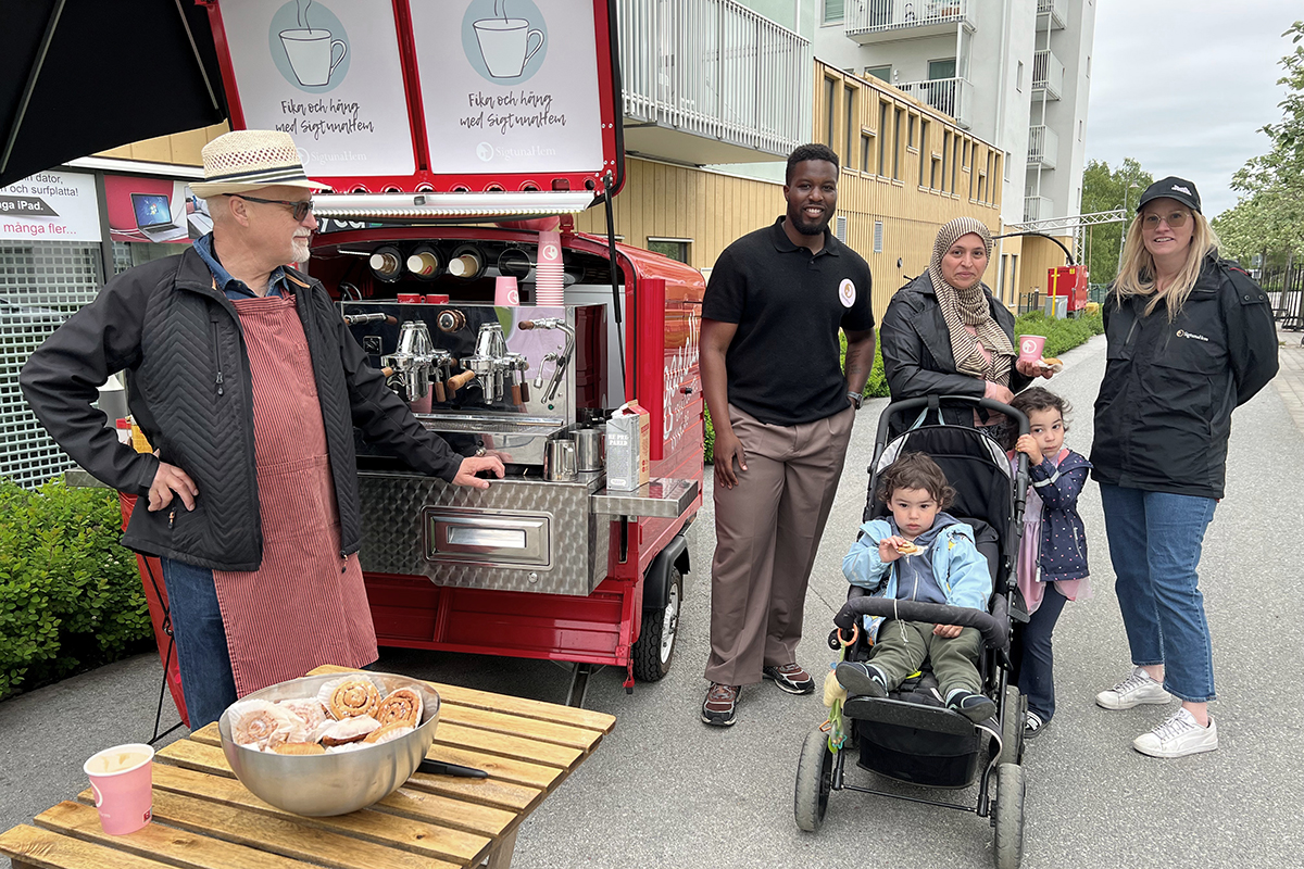 Bovärd som kontrollerar en förrådsdörr