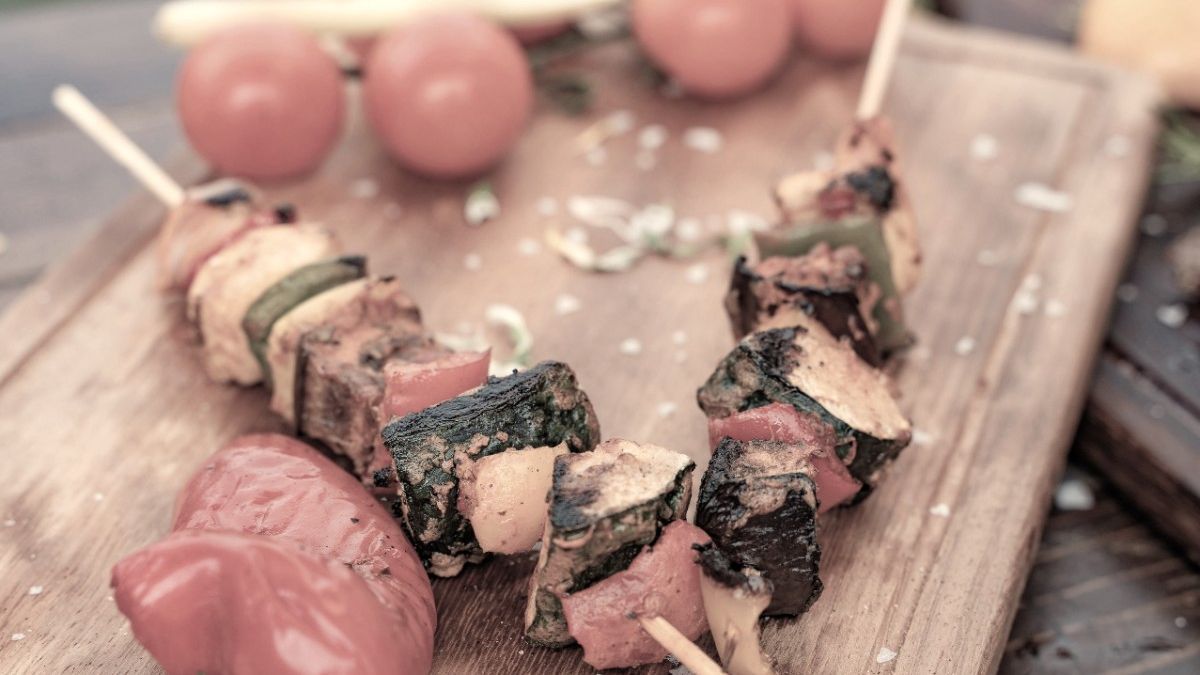Grillade grönsaksspett på en skärbräda