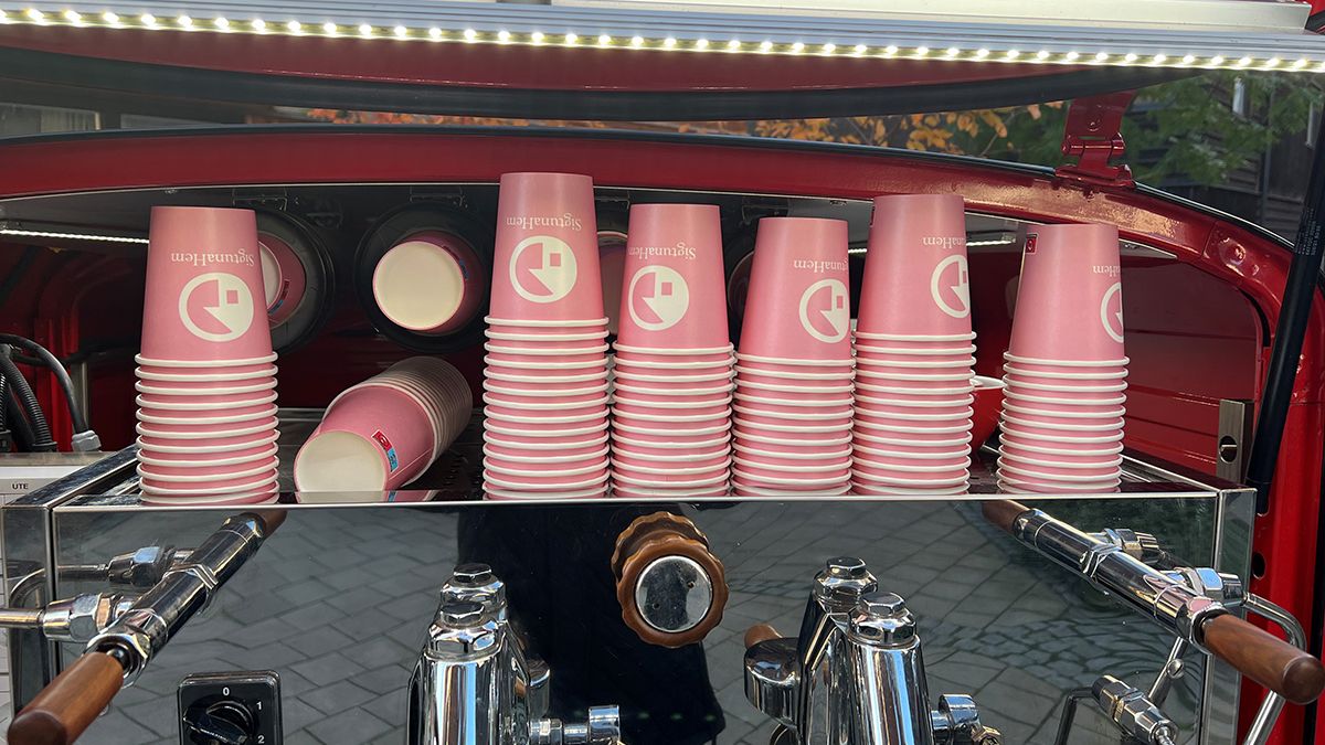 Kaffemuggar och en kaffevagn