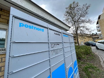 Person som betalar räkningar via datorn